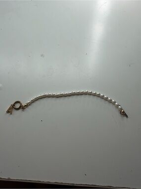 Classic Pearl Bracelet with Gold Accents - White